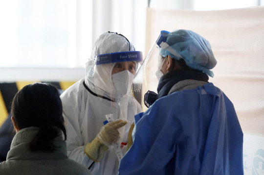 광주 북구보건소 선별진료소에서 보건소 의료진이 대화하고 있다. <광주 북구청 제공>